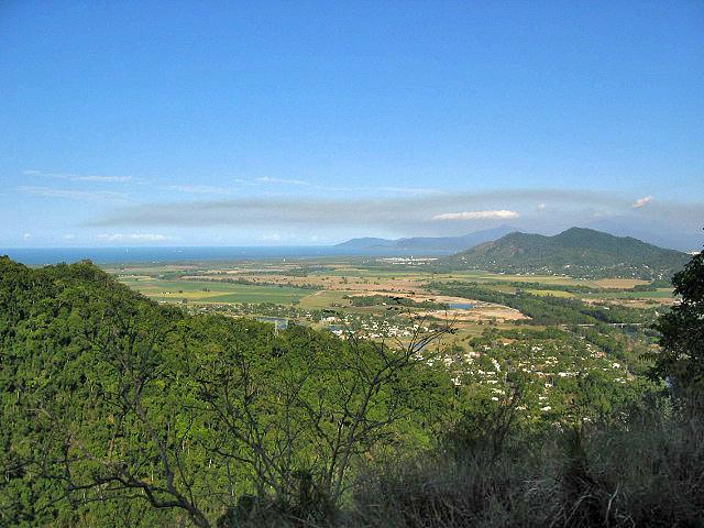 A 418 Cairns vu du Kuranda Railway.jpg